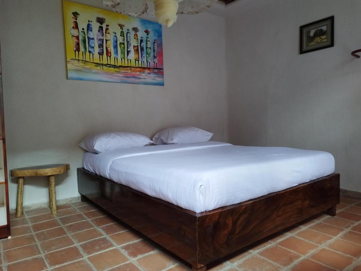 Mia Safari Lodge And Restaurant Entebbe Bagian luar foto