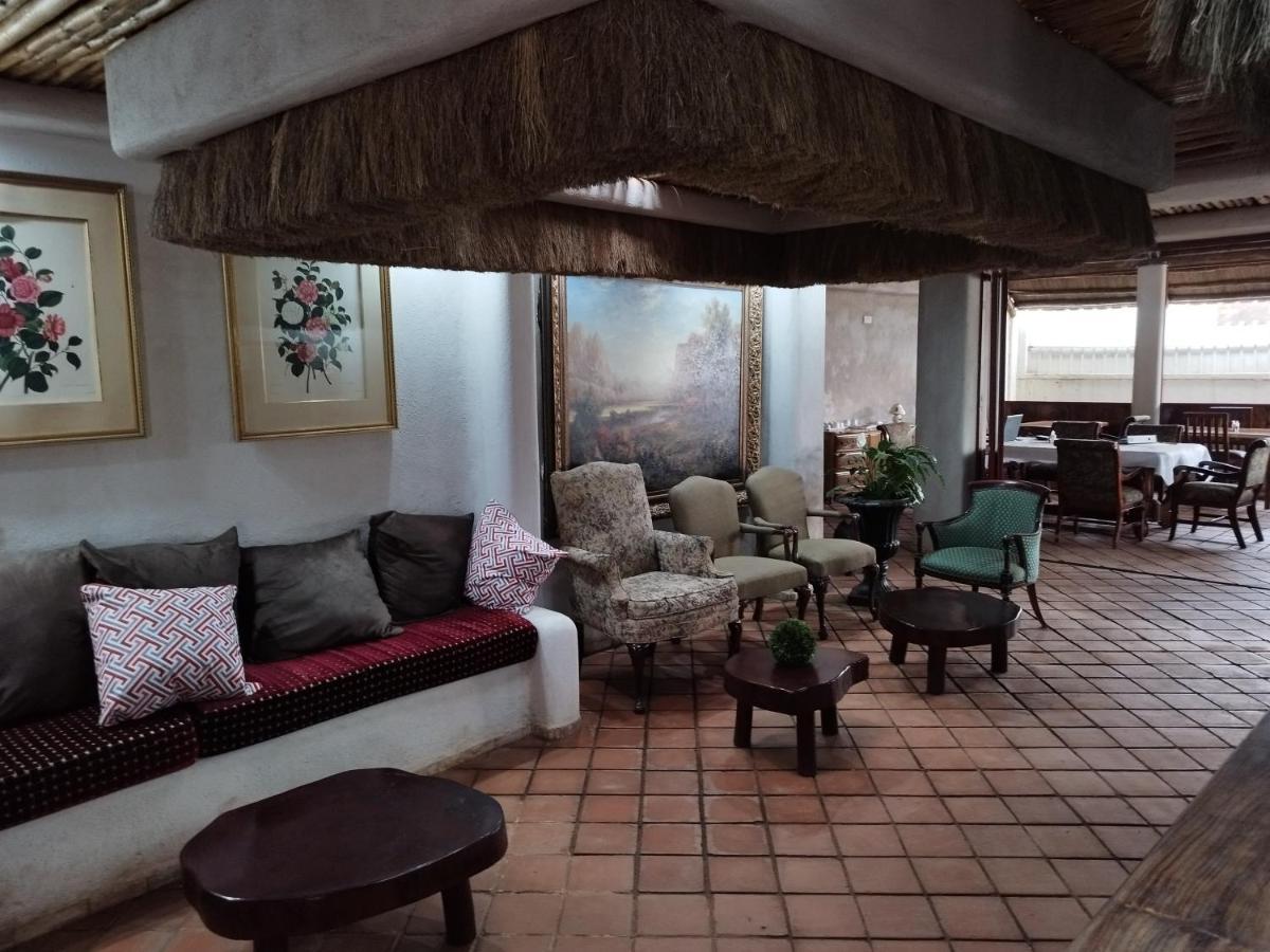 Mia Safari Lodge And Restaurant Entebbe Bagian luar foto