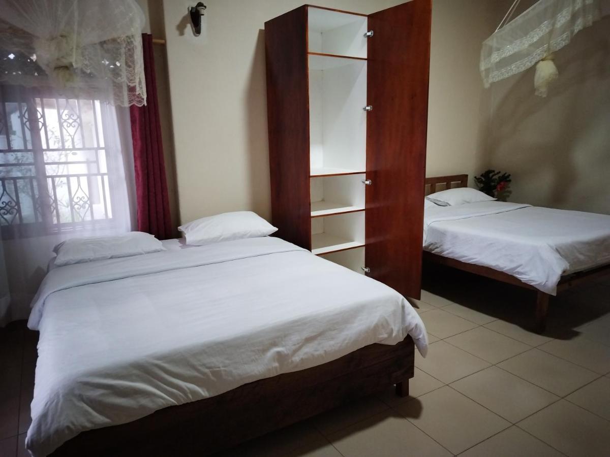 Mia Safari Lodge And Restaurant Entebbe Bagian luar foto