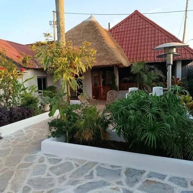 Mia Safari Lodge And Restaurant Entebbe Bagian luar foto