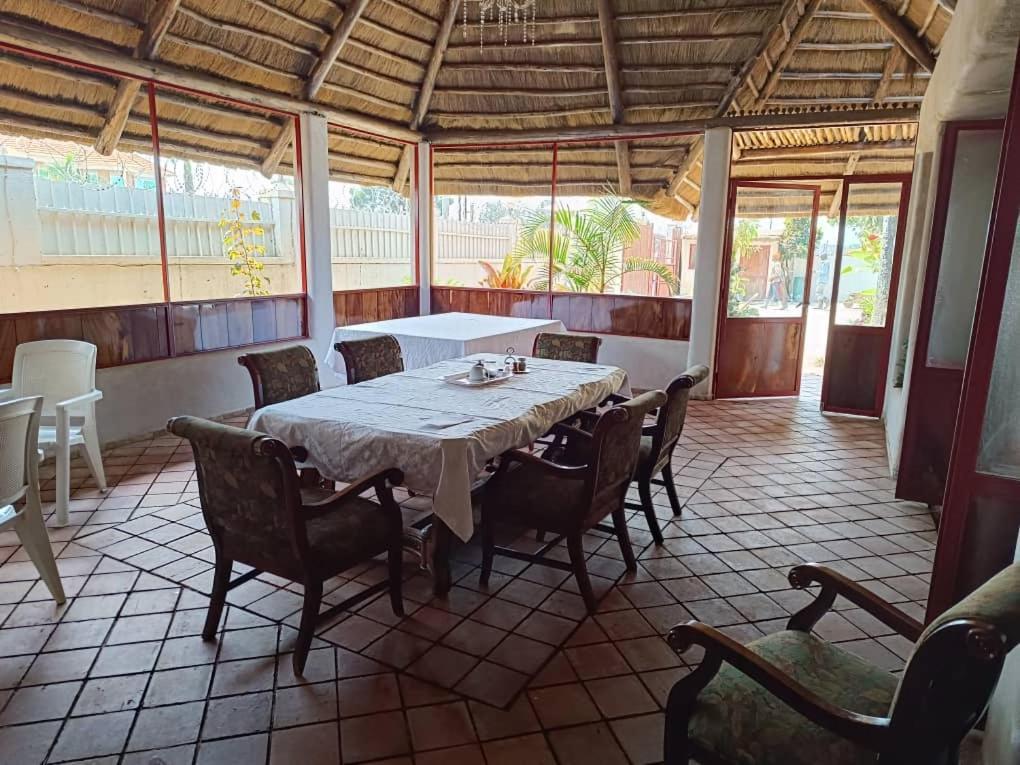 Mia Safari Lodge And Restaurant Entebbe Bagian luar foto
