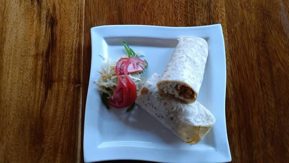 Mia Safari Lodge And Restaurant Entebbe Bagian luar foto