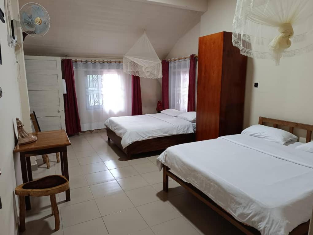 Mia Safari Lodge And Restaurant Entebbe Bagian luar foto