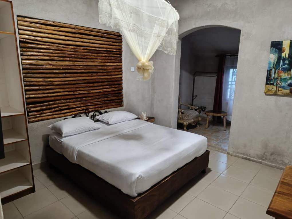 Mia Safari Lodge And Restaurant Entebbe Bagian luar foto