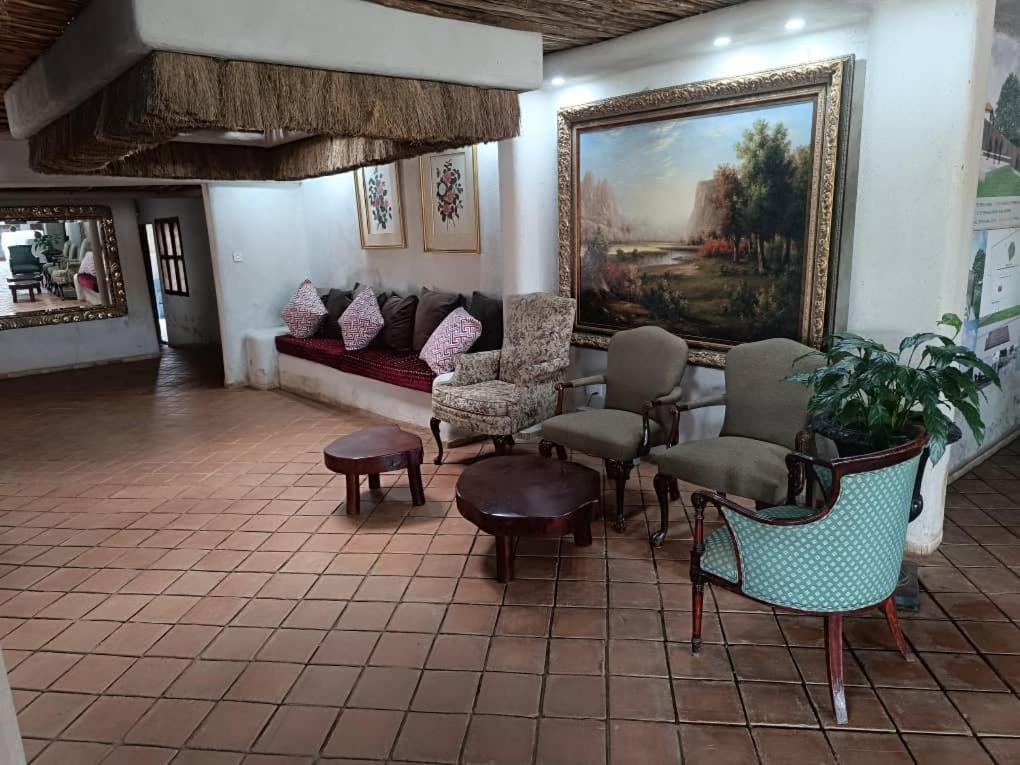 Mia Safari Lodge And Restaurant Entebbe Bagian luar foto