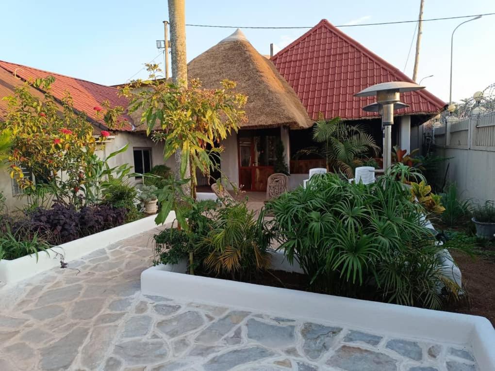 Mia Safari Lodge And Restaurant Entebbe Bagian luar foto