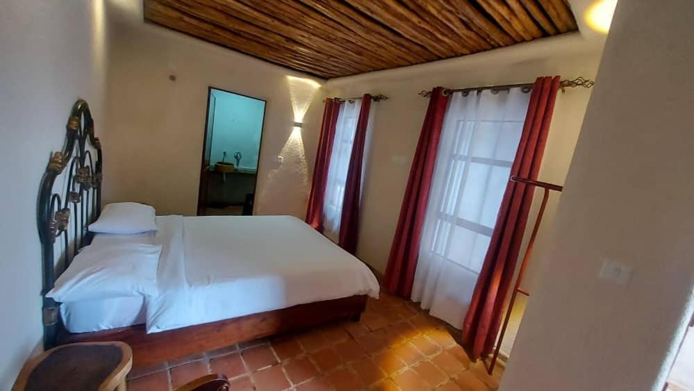 Mia Safari Lodge And Restaurant Entebbe Bagian luar foto